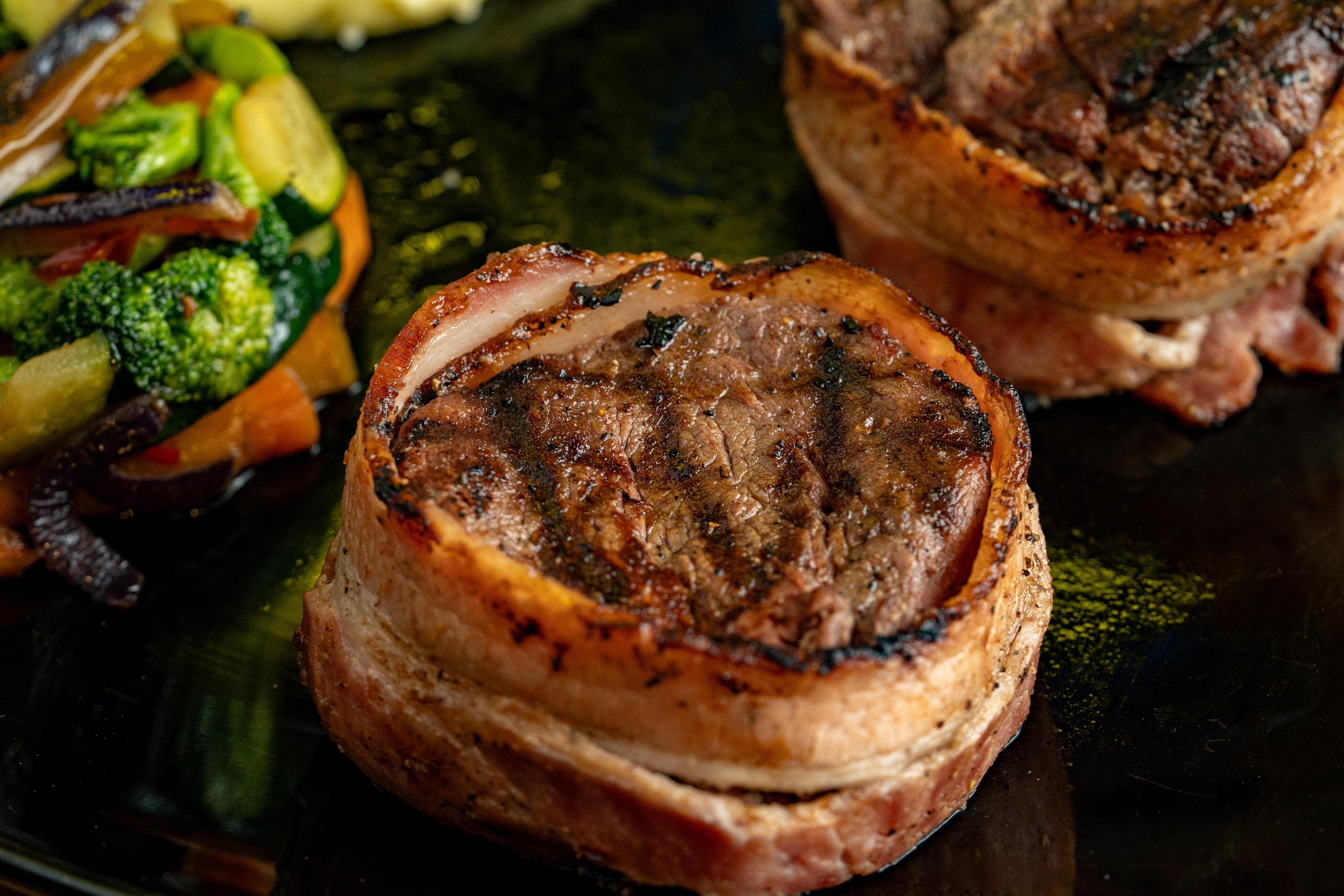 Fotografía gastronómica premium de carnes a la parrilla, dirección de arte comercial